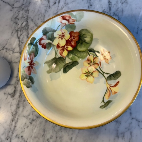 T&V Limoges France large footed fruit bowl. Hand painted with English nasturtium - Picture 4 of 8